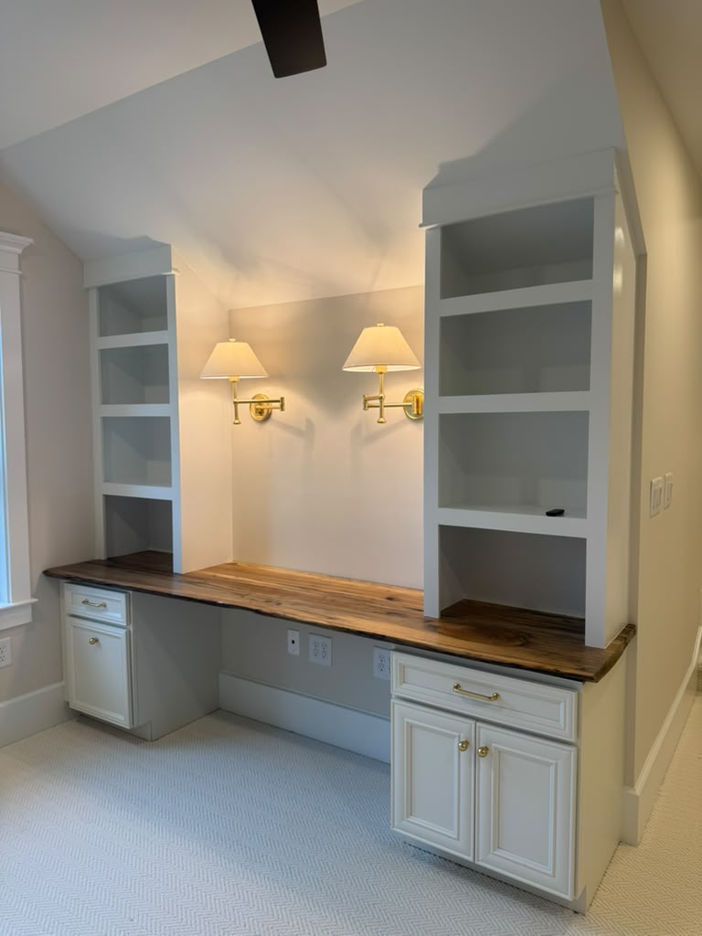 Built-in desk
